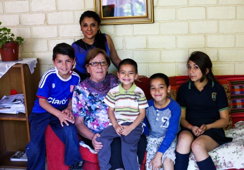 Her er Graciela Moraga med noen av de syv barna hun har ansvar for i dag. Foto: SOS-barnebyer