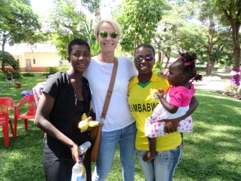 Elisabeth Grieg med to jenter i Bindura, Zimbabwe. De to unge mødrene sluttet på skolen, men har nå fått en ny mulighet til å fullføre sine studier takket være Grieg Foundation. Foto: SOS-barnebyer