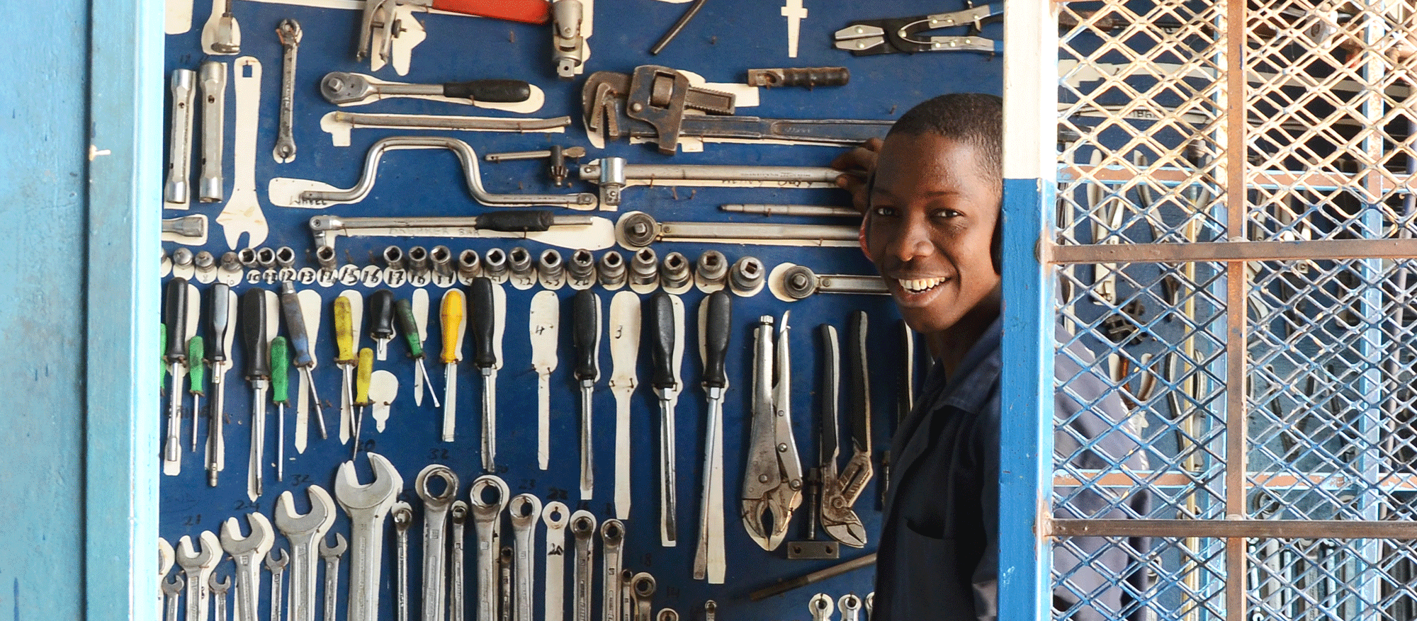 Blid elev ved mekanikerlinja ved yrkesskolen i Bakoteh, Gambia. Foto: Claire Ladavicius