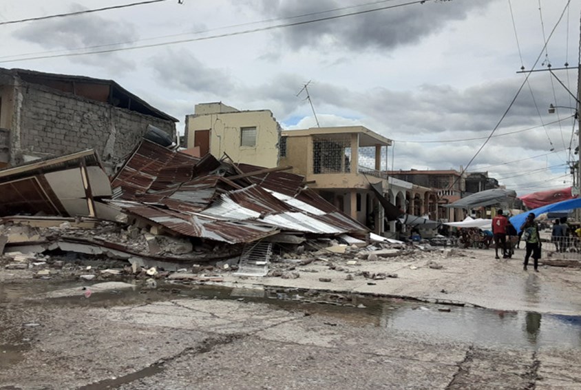 Haiti - store ødeleggelser og sammenraste bygninger.