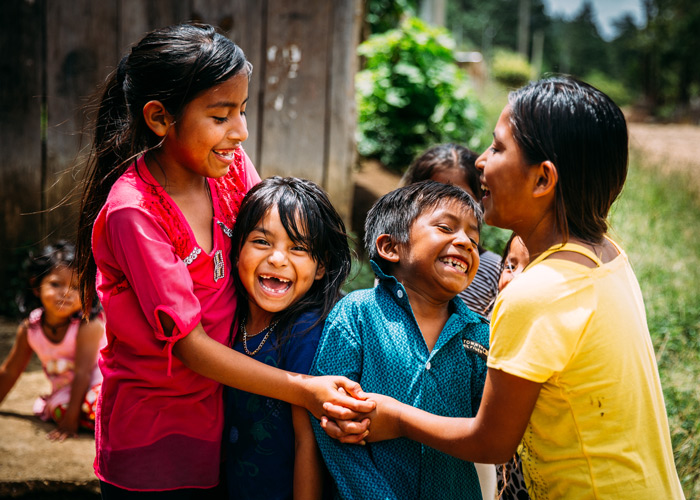 Fire barn fra SOS-barnebyers familieprogram i Mexico leker og ler. Foto: Alea Horst