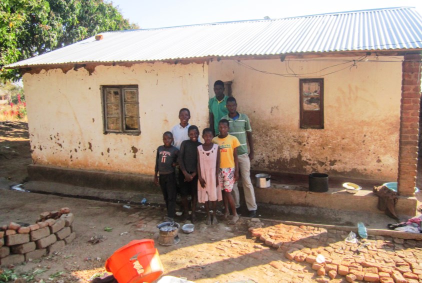 SOS-familieprogrammet har hjulpet til med å bygge et nytt hus til Esmies familie, med et skikkelig tak. Foto: Sune Kitshoff