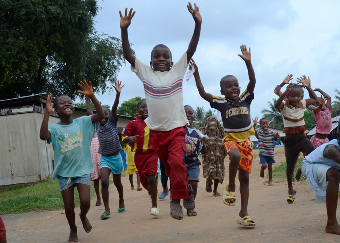 Barn fra et afrikansk land løpet og hopper i været. Foto: Claire Ladavicius