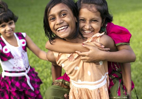 Om ettermiddagen når barna har kommet hjem fra skolen og leksene er unnagjort, leker de ute. Jentene bor i en barneby i Dhaka. Foto: Conor Ashleigh
