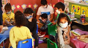 Barn som er med på aktiviteter i SOS-barnebyers senter utenfor Kara Tepe-leiren.