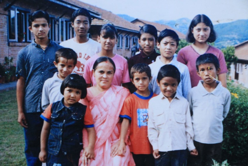 Hira og brødrene inn hos SOS-mor Narayani Sharma i SOS-barnebyen i Kavre utenfor Katmandu. Foto: Privat
