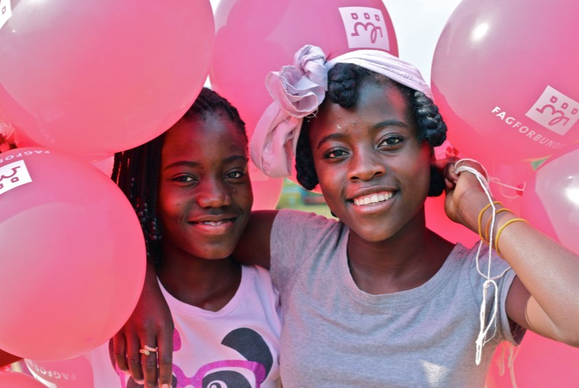 Fagforbundets ballonger er populære blant barna og ungdommene i barnebyen når det arrangeres vaffelfest!