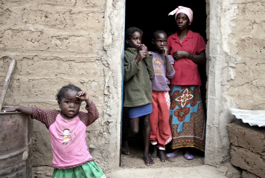En av familiene i lokalsamfunnsprogrammet til Fagforbundets SOS-barneby i Huambo. Foto: Bjørn-Owe Holmberg