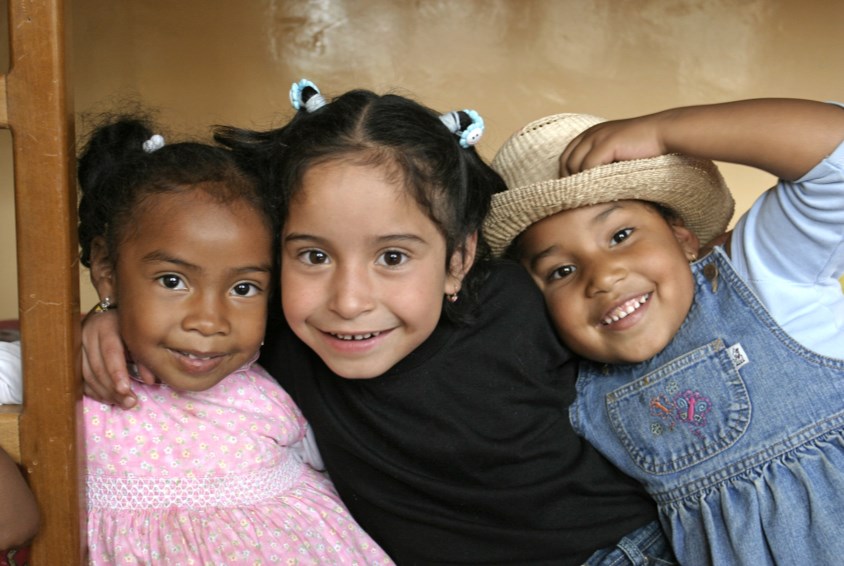 Med avtalegiro sikrer du at fadderbidraget automatisk blir betalt hver måned. Tre glade søstre i barnebyen Ibarra i Ecuador. Foto: Stefan Pleger