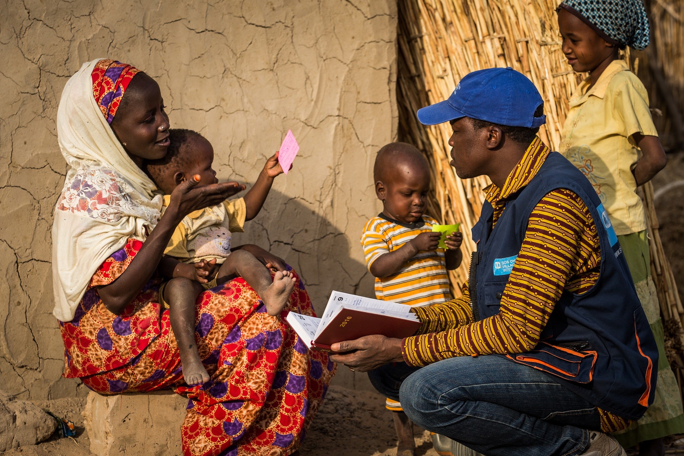 – Barn vil aller helst vokse opp i sin egen familie, og få kjærlighet og omsorg. Derfor må arbeidet starte der, sier Chrissie Gale.  Her fra SOS-barnebyers arbeid i Niger. FOTO: Vincent Tremeau