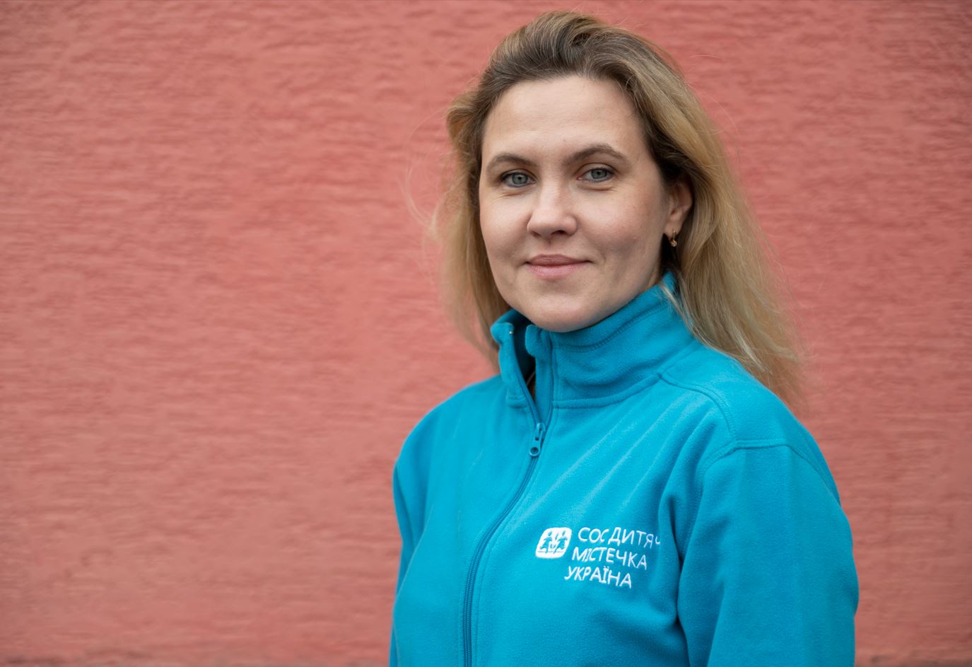 SOS-barnebyers programssjef i Ukraina, Darya Kasyanova. Hun har langt, blondt hår og har på seg en blå fleece med SOS-barnebyer Ukrainas logo. Foto: Katerina Ilievska