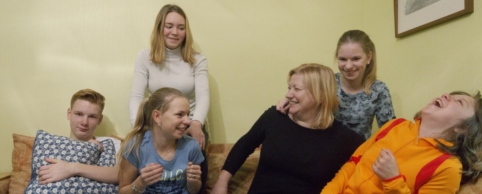 Familien til Anna: SOS-mor Svetlana (46), tvillingene Akelia og Calina (13), Dimitria (13), Mikail (17) og Pjotr (15). Foto: Nina Ruud