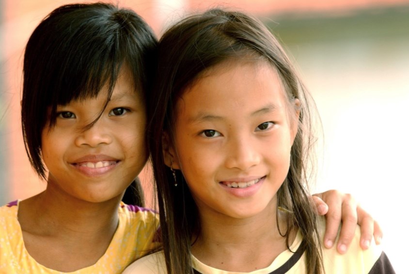 Gode venninner i en SOS-barneby i Vietnam. Foto: SOS-arkiv
