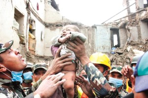 Ett av bildene Amul tok gikk verden rundt. Det var av en liten baby som ble reddet ut fra et sammenrast hus.