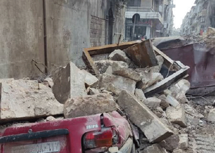 Aleppo, Syria: Sammenraste hus og store steinblokker har havnet oppå en bil. Foto: Mahmoud Shabarek