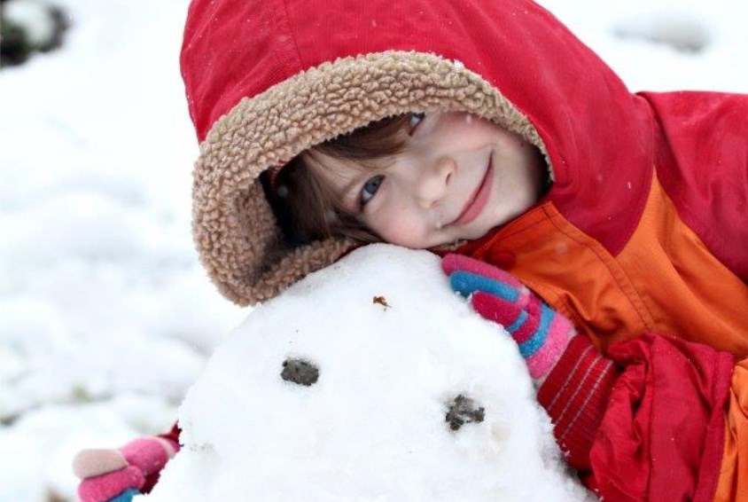 Det er fint å ha aktiviteter som korter ned ventetiden i desember. Denne snømannen bygges i en SOS-barneby i Russland. Foto: Bjørn-Owe Holmberg 