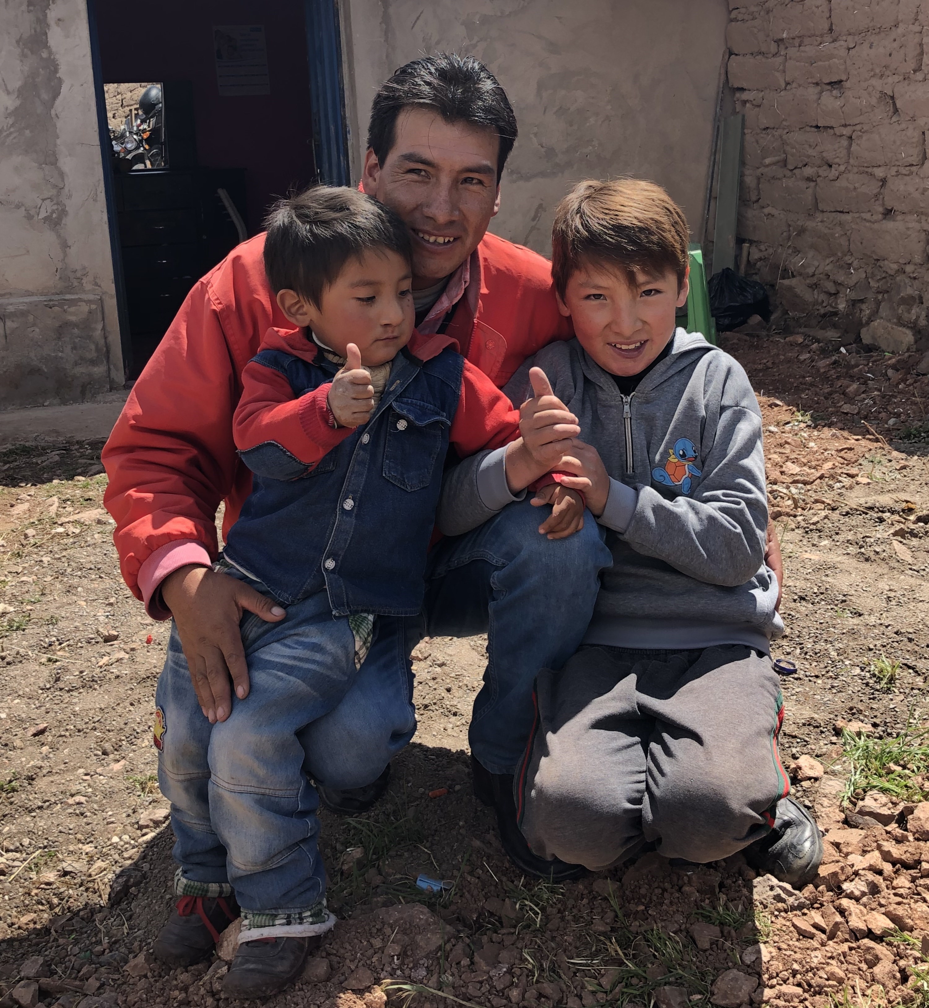 Juan er alene med de to guttene sine. Gjennom SOS-barnebyer har han fått både økonomisk støtte og veiledning til være en bedre far. Foto: Julie Valholm Nilsen