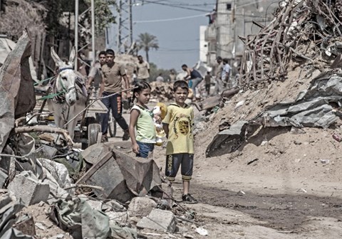 Gaza: Gutt og jente går gjennom ruinene i Khan Younis. Foto: Bjørn-Owe Holmberg