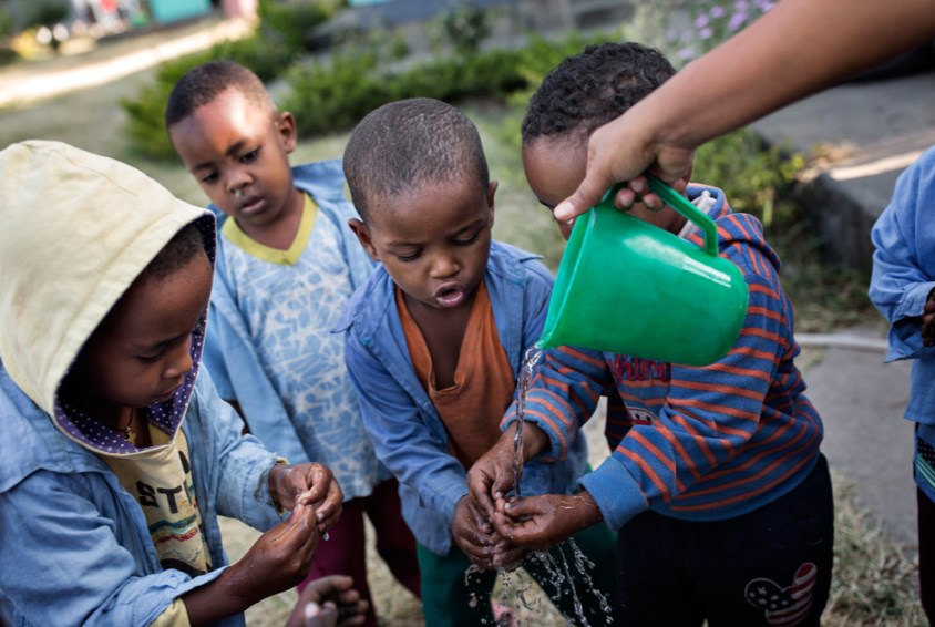 Vi forbereder barna og familiene i våre program på hvordan man best forhindrer smitte. Blant annet hvor viktig det er å vaske hendene. 