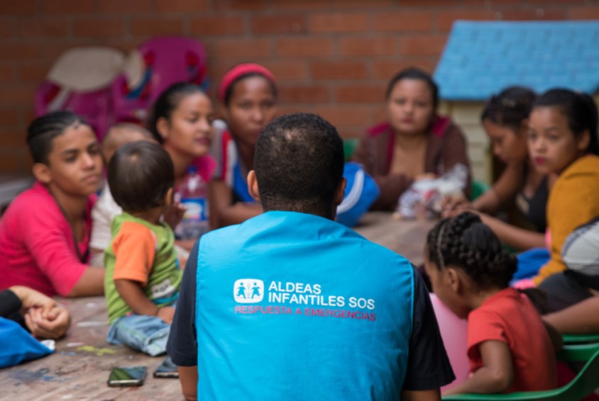 Undervisning i midlertidige lokaler i forbindelse med nødhjelpsarbeidet i Colombia. Foto: Alejandra Kaiser
