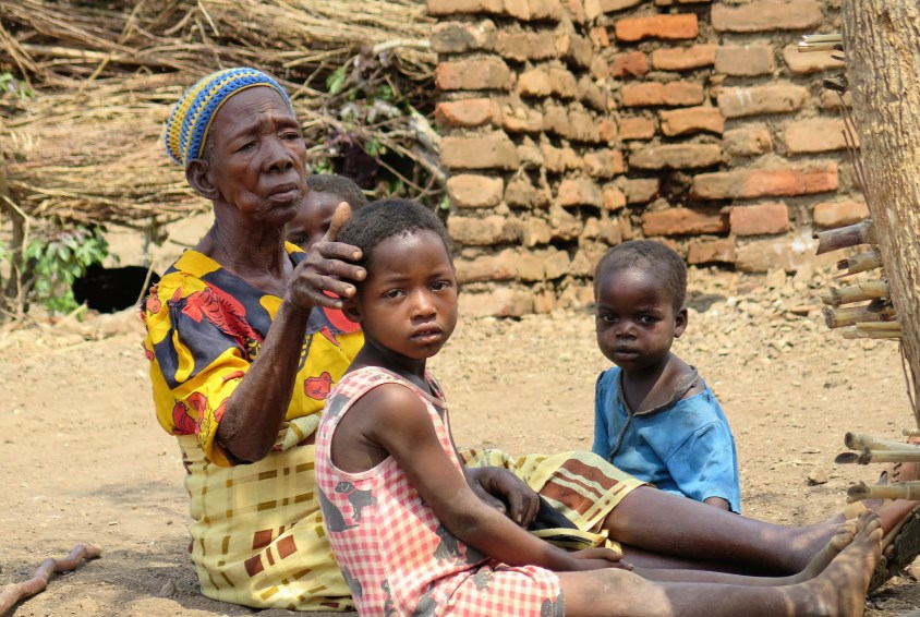 Besteforeldrene tar vare på barna i denne familien fra Malawi. Foto: Sissel Aarak