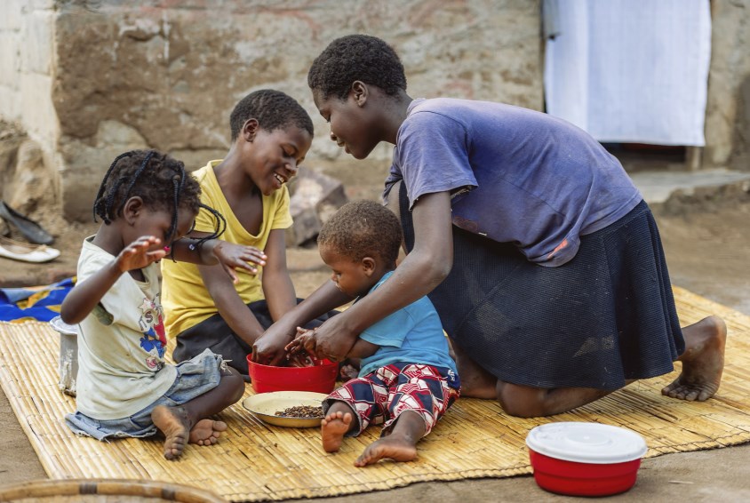 Barn fra Mosambik vasker hendene før middagen. Foto: Cornel van Heerden