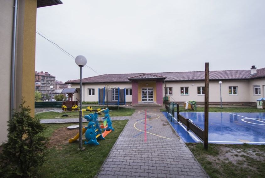 71 barn og unge bor i barnebyen i Pristina, inkludert 12 barn i babysenteret "Dielli". Foto: Teodor Bø