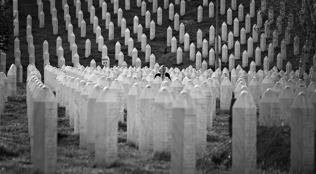 Gravlunden i Potočari, utenfor Srebrenica, hvor 8732 ofre for massakren i 1995 er gravlagt så langt. Hvert år er det minneseremoni 11. juli hvor de som har blitt identifisert og gravlagt det siste året minnes. Flertallet av de drepte
endte i massegraver. Ennå er ikke alle funnet og identifisert. Foto: Bjørn-Owe Holmberg