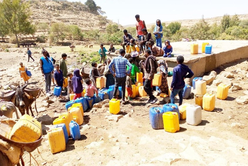 SOS-barnebyer har reparert vannforsyningskilder og også levert rensefiltre til disse. Foto: SOS-barnebyer Etiopia