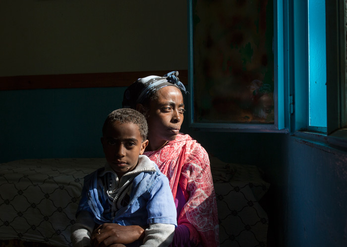 Mor med sønnen på fanget titter ut av vinduet. Illustrasjonsfoto fra Etiopia: Lars Just
