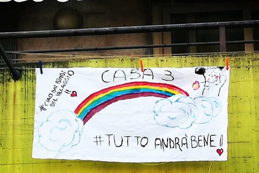 Denne regnbuen henger i en SOS-barneby i Italia: "Tutto andrà bene" er italiensk for "alt blir bra"