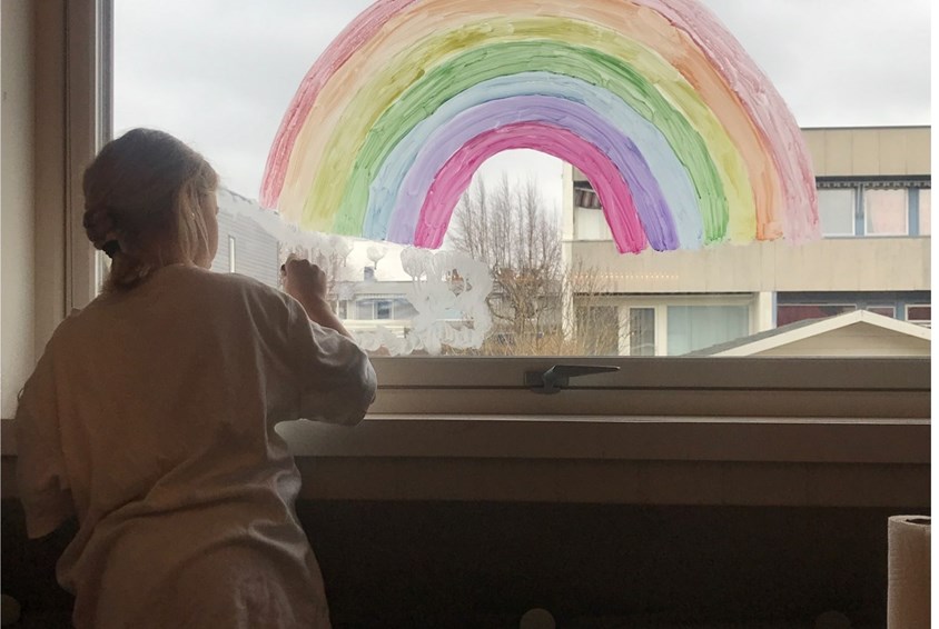 Mal en regnbue på innsiden av vinduet. Skal du skrive "alt blir bra" må du huske å skrive speilvendt.
