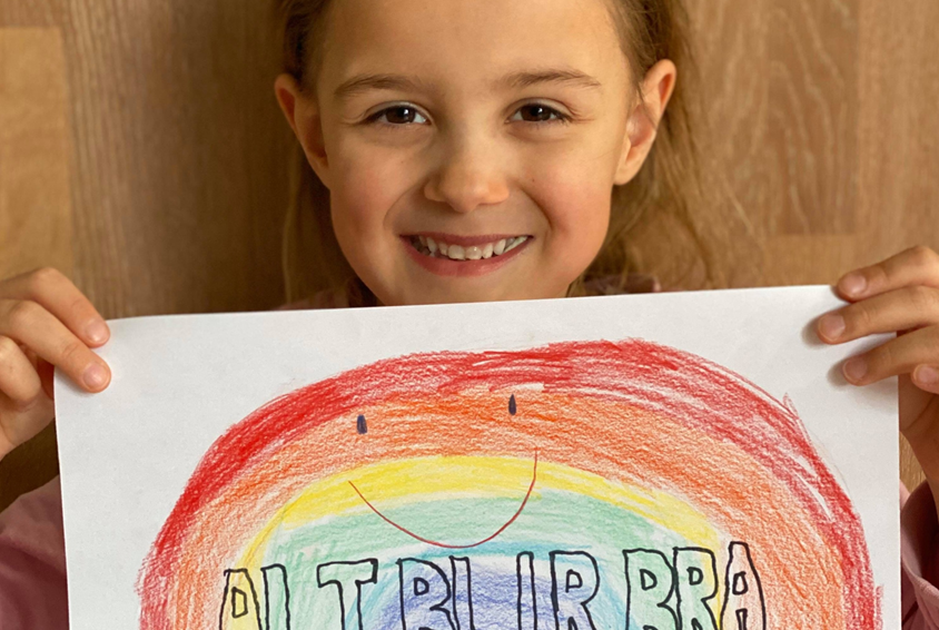 Elvira (7 år) har tegnet denne fine regnbuen.