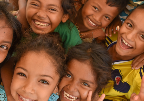 Bilde av smilende barn. Vi jobber for barna! Vil du bli med på laget og gjøre en forskjell? Ta en titt på karrieresiden vår. Foto: SOS-barnebyer