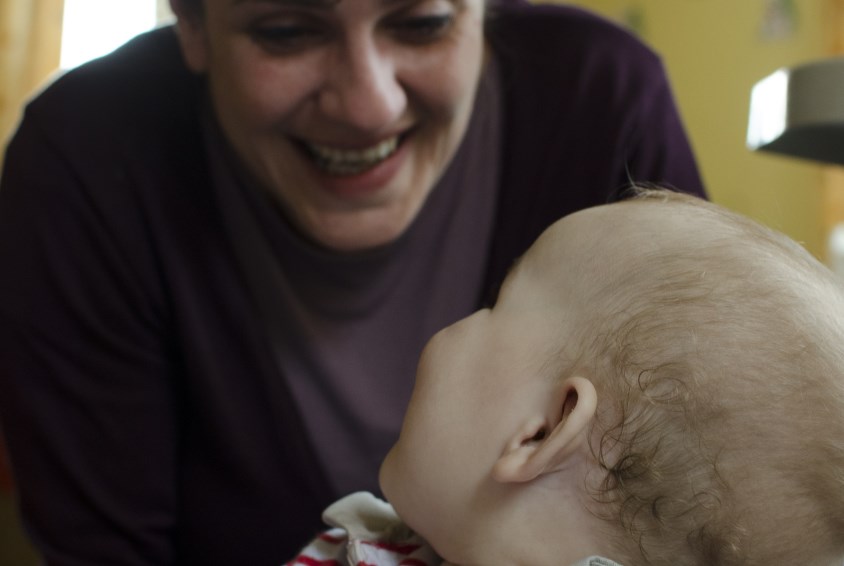Lek med omsorgsperson i babysenteret i Pristina. Foto: Katerina Ilievska