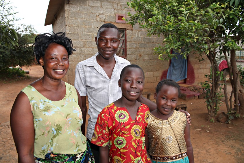 Familie på fire som har fått støtte av familieprogrammet.