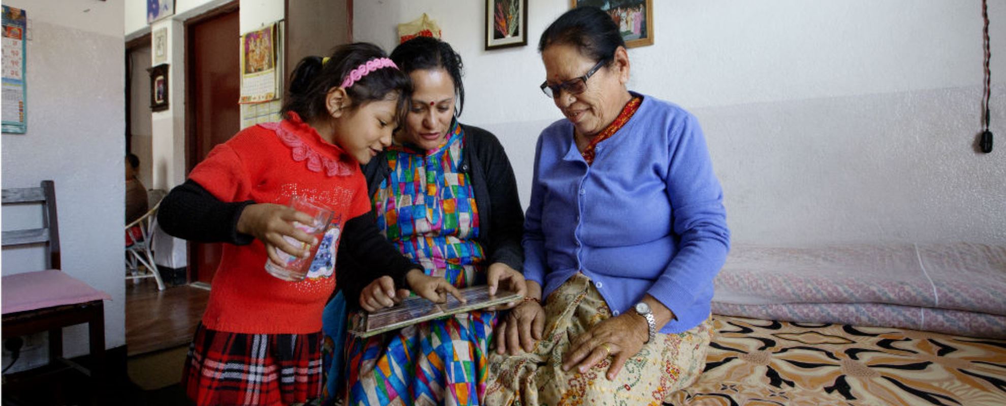 Her går omsorgen fra én generasjon til den neste: Reyna, Jyotsana Chhetri og SOS-mor Kanchu Regmi. Foto: Nina Ruud