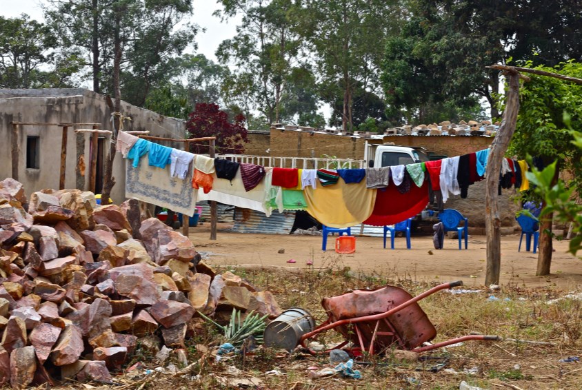 Lokalsamfunnet i Huambo er preget av fattigdom. Foto: Emma With