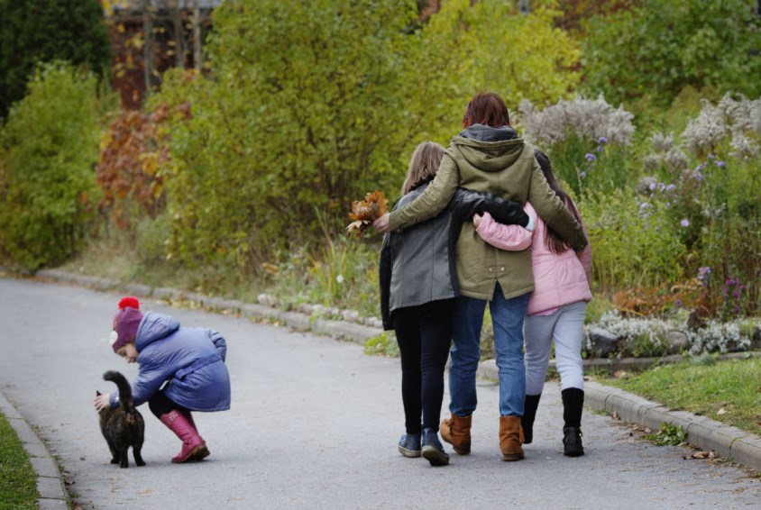 Det er mye trygghet i faste rutiner, og hver dag går Oksana, Leyna, Llia og Katarina tur sammen. Foto. Nina Ruud