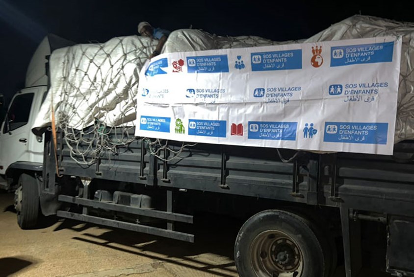 Stor lastebil med kasser, som er tydelig merket med SOS-barnebyer Marokkos logo. Foto: SOS-barnebyer
