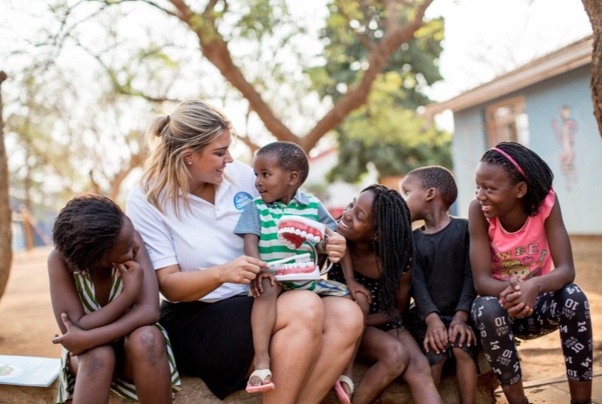 Samarbeidet med SOS-barnebyer hjelper barn til en bedre tannhelse gjennom SOS-prosjektene i Botswana og Ghana.