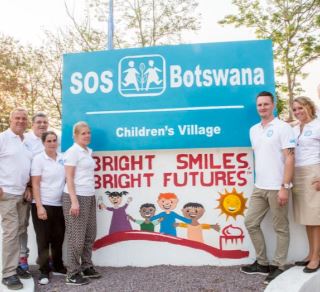 I samarbeid med SOS-barnebyer har Wrigley gitt tusenvis av barn i Ghana og Botswana opplæring i å ta vare på tennene. Foto: Karin Schermbrucker