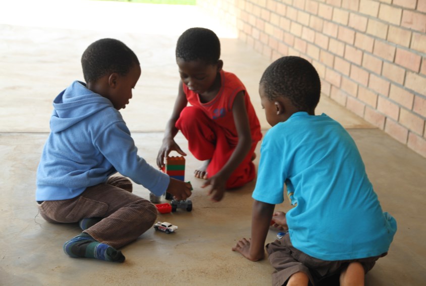 Barn leker i SOS-barnebyers barnehage i Mbabane, Swaziland.