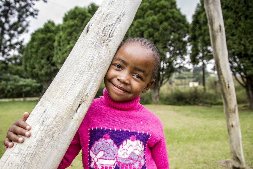 Glad jente i barnebyen i Mbabane. Foto: Mats Hvalsengen