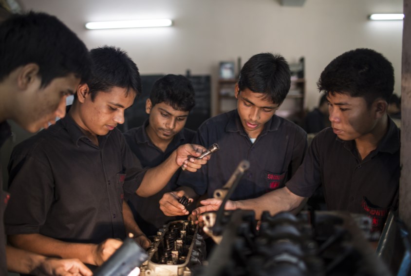 Studenter på mekanikerlinjen som del av yrkesopplæringen i en barneby i Bangladesh. Foto: Conor Ashleigh