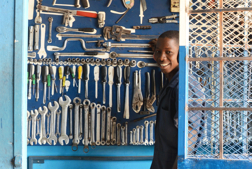 Mekanikerlinje på yrkesskolen i Bakothe, Gambia. Foto: Claire Ladavicius