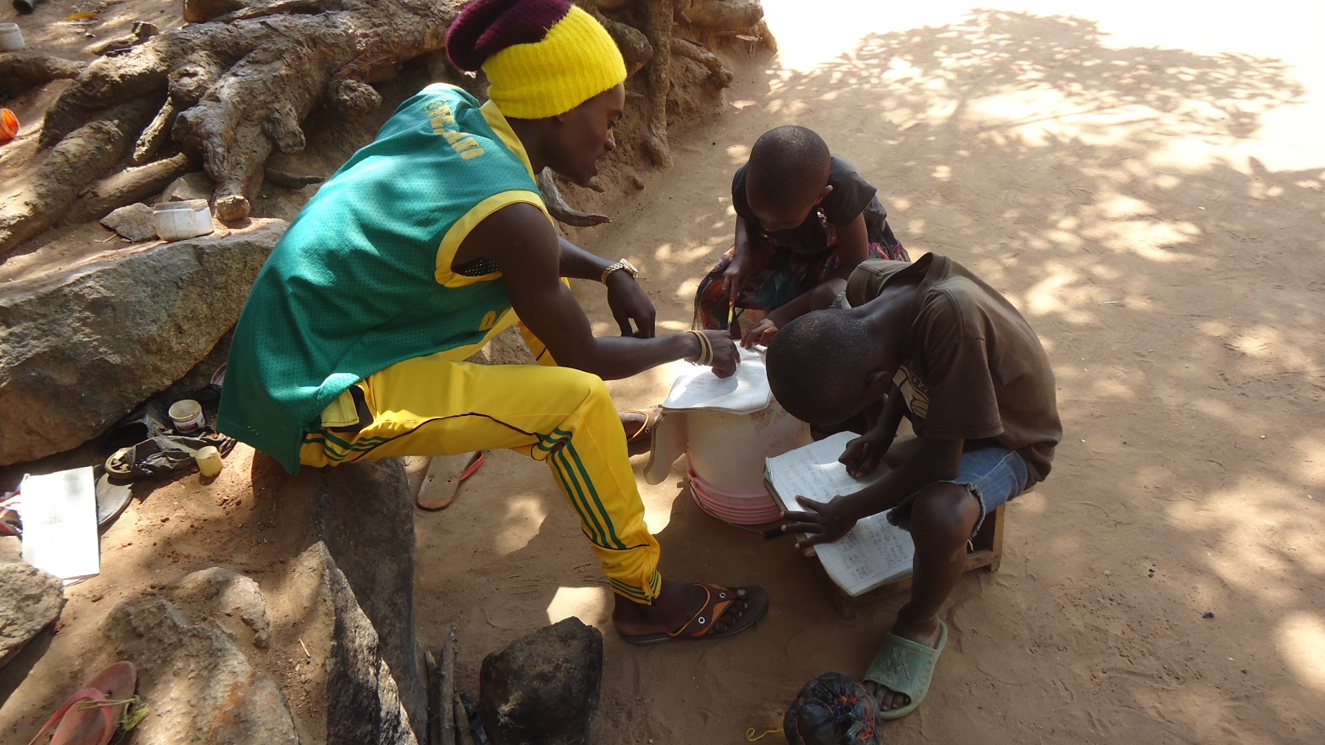Bilali oppmuntrer også sine yngre søsken til å satse på skolearbeidet. Foto: Catherine Kasimbazi