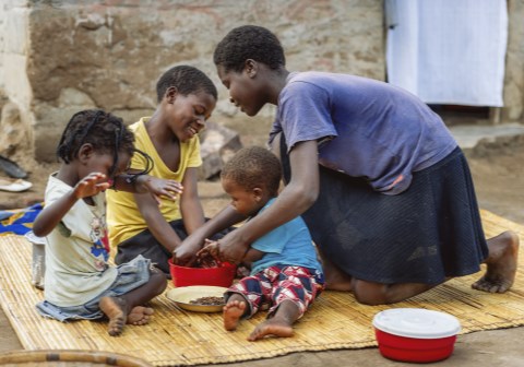 SOS-barnebyer har styrket innsatsen for barn, familier og lokalsamfunn rammet av konsekvensene av pandemien, blant annet takket være støtten fra Postkodelotteriet. Foto Cornel van Heerden