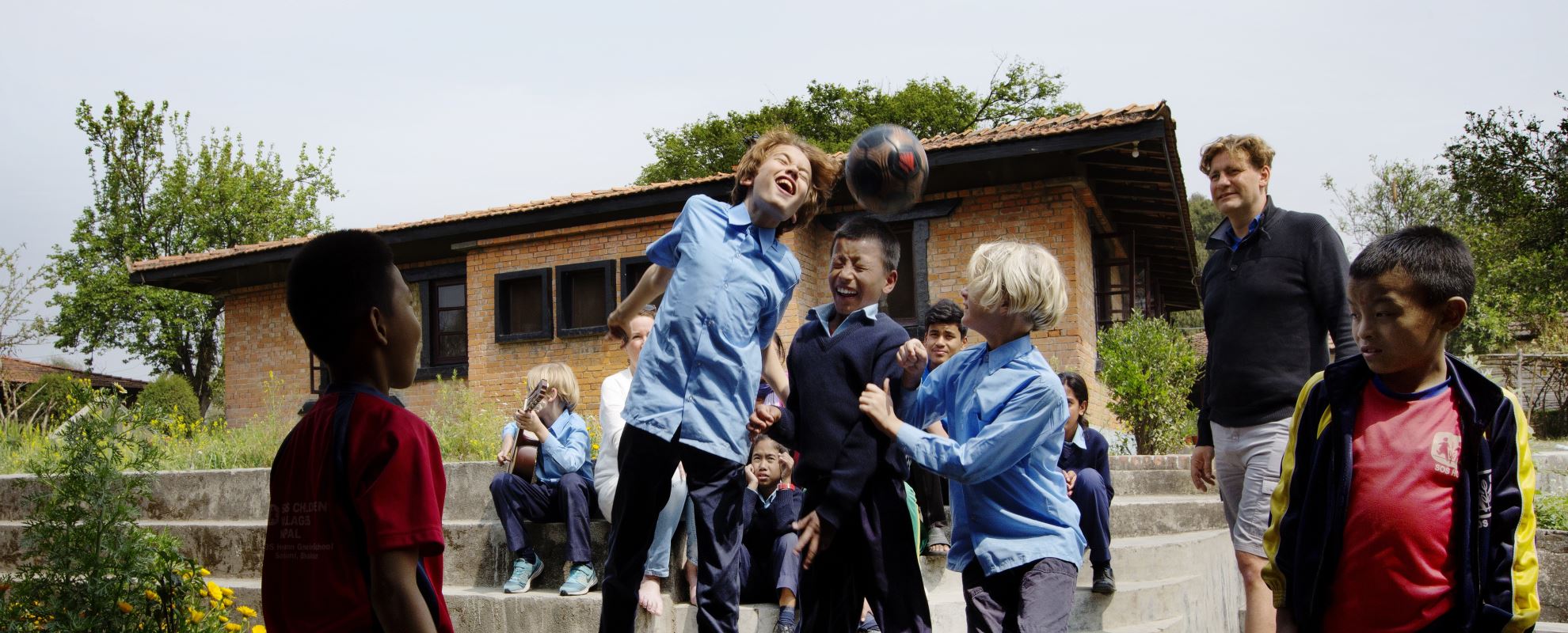 Lek er universelt og trenger ikke språk. Fotball knytter guttene sammen. Foto: Nina Ruud