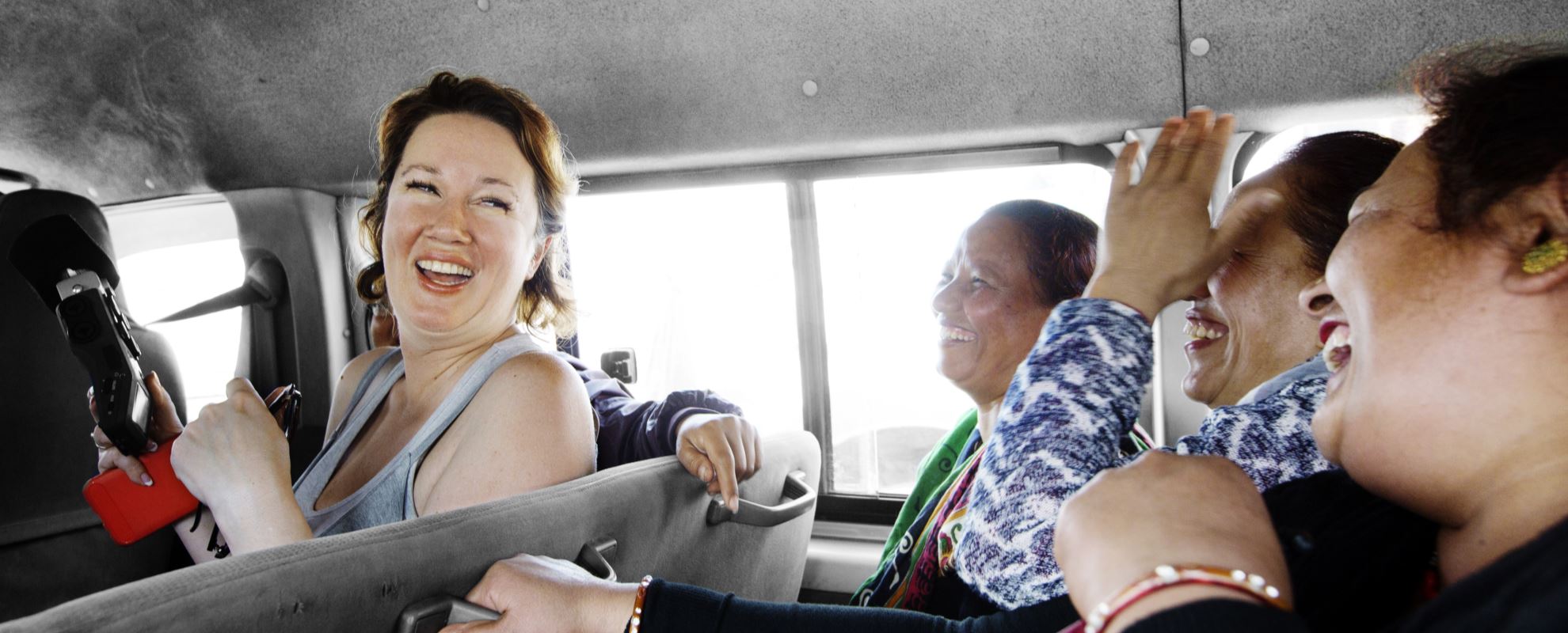 Skravling og latter i bilen på vei til grønnsaksmarkedet med SOS-mødrene. Foto: Nina Ruud